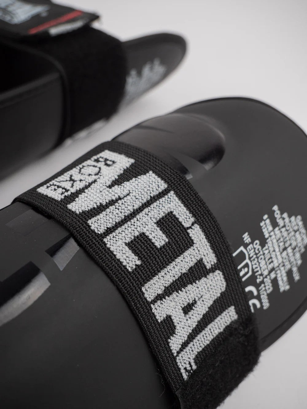 PROTEGE TIBIA PRO. NOIR METAL BOXE